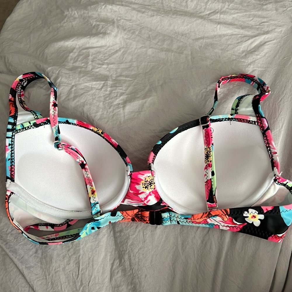Swimsuit - Picture 3 of 4